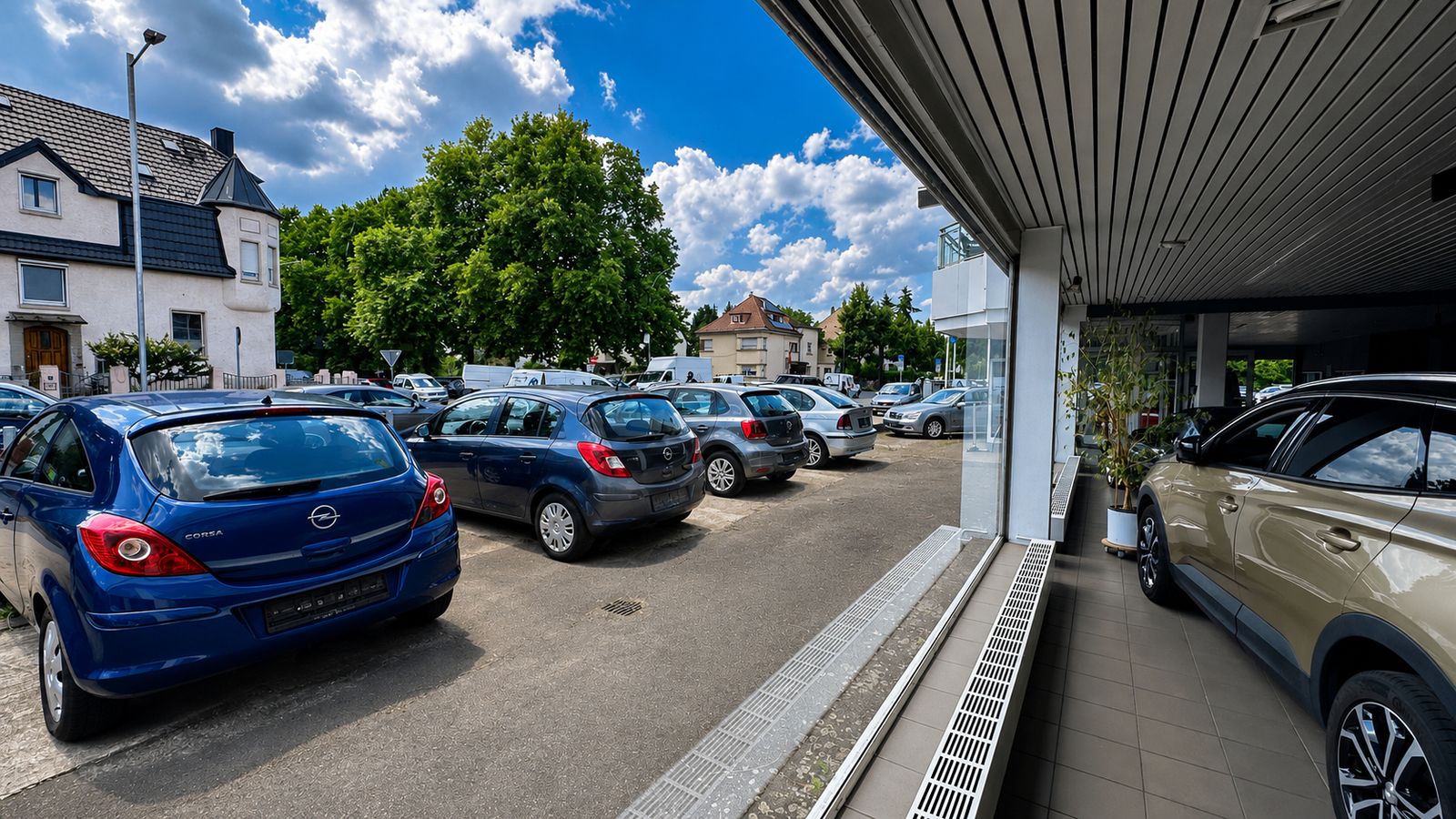 Blick auf den Fahrzeughof des Autohaus Ernst