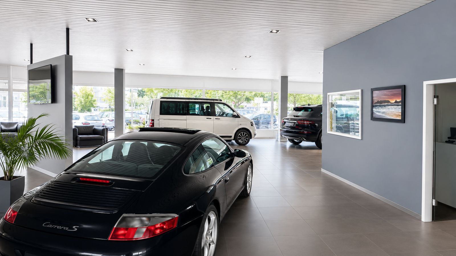 Fahrzeuge im Showroom des Autohaus Ernst